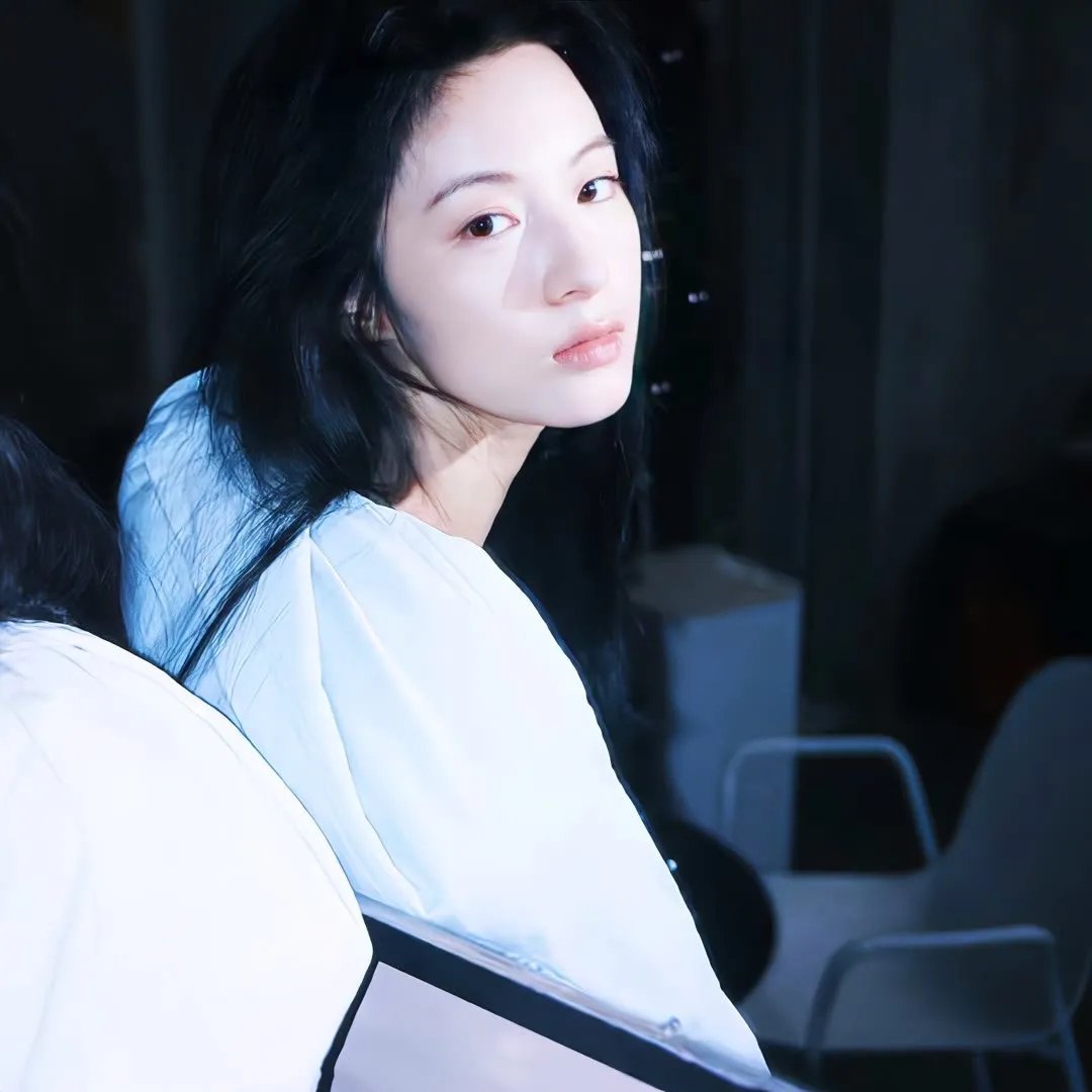 踉跄的女孩